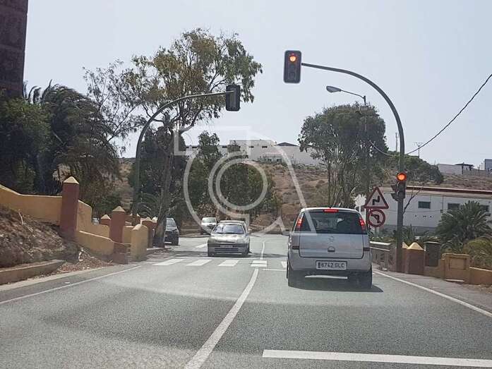 Semáforo de la GC-100 a la altura del colegio José Tejera (Foto TA)